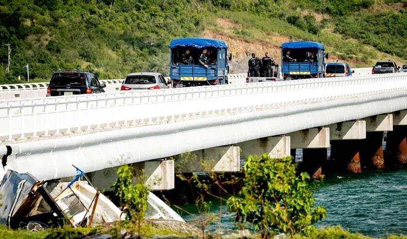 2019-12-15 18:51:09 PHILIPSBURG - Leden van de gendarmerie zijn onderweg vanuit het Nederlands gedeelte van Sint Maarten naar het Franse gedeelte, waar het onrustig is onder de lokale bevolking. ANP ROBIN VAN LONKHUIJSEN ( beeld anp)