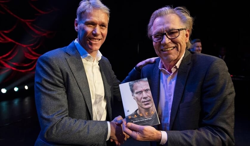 2019-12-02 21:57:04 Marco van Basten receives the first copy of his BASTA biography at the Amsterdam International Theater, Amsterdam, The Netherlands, December 2, from Jan Mulder. ANP OLAF KRAAK ( beeld anp)