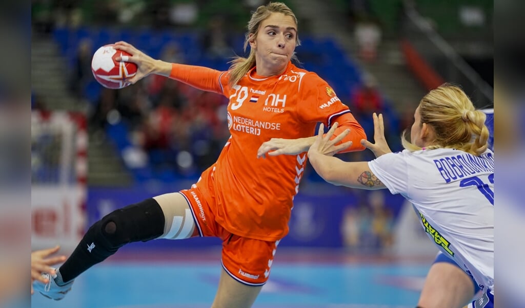 Estavana Polman in actie tijdens de halve finale tegen Rusland op het WK handbal. (beeld anp / Ronald Hoogendoorn)