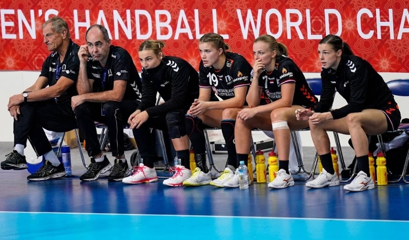 2019-12-08 19:21:37 KUMAMOTO - Een treurige bank als Nederland niet is opgewassen tegen Duitsland tijdens de wedstrijd tegen Duitsland op het WK handbal in Aqua Dome. ANP RONALD HOOGENDOORN ( beeld anp)