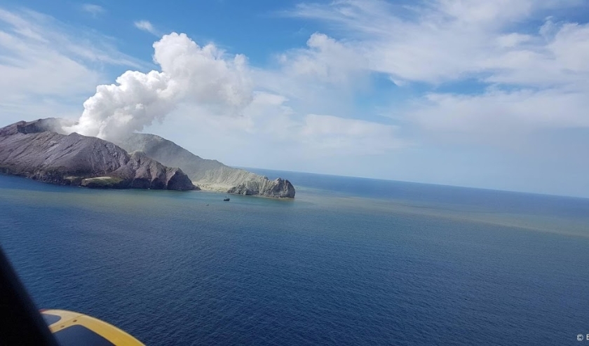 2019-12-10 00:00:00 epa08058854 An undated handout photo made available by the Auckland Rescue Helicopter Trust shows the the White Island volcano erupting, in New Zealand (issued 10 December 2019). Accoring to media reports, at least five people died, 30 ( beeld anp)