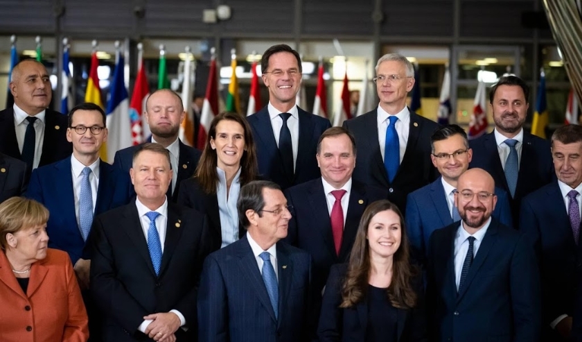 2019-12-12 20:38:10 BRUSSEL - Premier Mark Rutte tijdens het maken van de familiefoto tijdens de Europese top over klimaatverandering en langetermijnbegroting. De EU-leiders zullen vooral bekijken hoe de doelstelling om tegen 2050 klimaatneutraal te worde ( beeld anp)