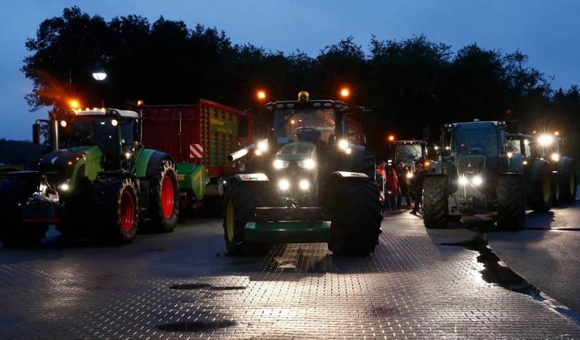 2019-10-01 00:00:00 PESSE - Drentse boeren verzamelen zich met hun trekkers langs de snelweg A28 bij Hoogeveen voor een blokkade richting Zwolle. De boeren voegen zich bij een landelijk protest onder de naam #Agractie. De betogers vinden dat de agrarische ( beeld anp)