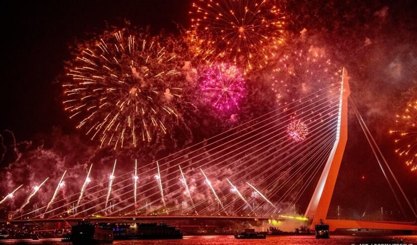 2019-01-01 00:00:00 ROTTERDAM - Op en rond de Erasmusbrug wordt het nieuwe jaar gevierd met het Nationale Vuurwerk. ANP ROBIN UTRECHT ( beeld anp)