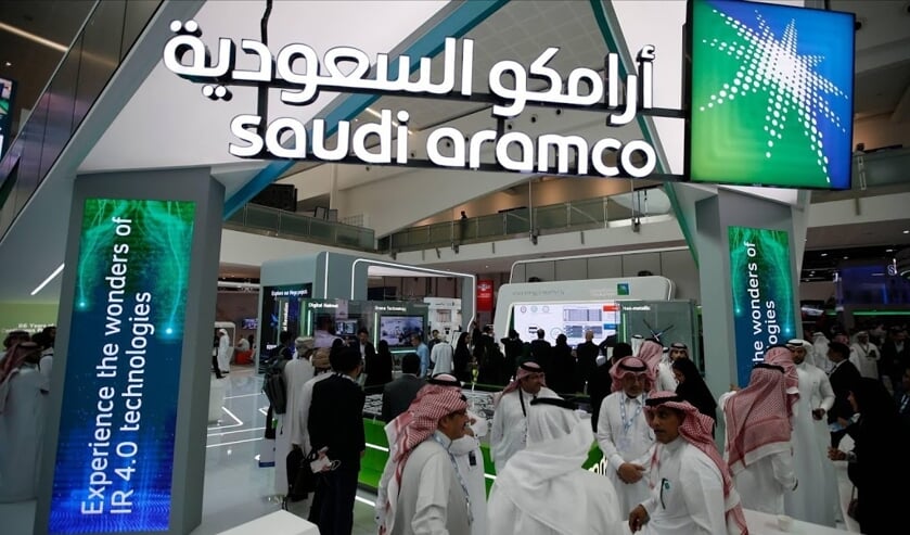 2019-11-11 14:07:56 epa08047426 (FILE) - Visitors gather at Saudi's Aramco section during Abu Dhabi International Petroleum Exhibition and Conference (ADIPEC) in Abu Dhabi, United Arab Emirates, 11 November 2019 (reissued 05 December 2019). Saudi Aramco h ( beeld anp)