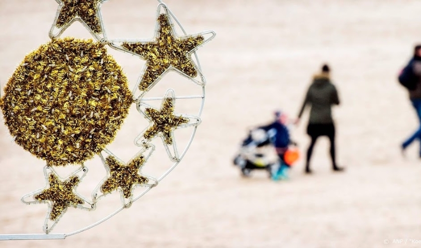 2015-12-26 13:03:07 SCHEVENINGEN - Met tweede kerstdag naar het strand. ANP KOEN VAN WEEL ( beeld anp)