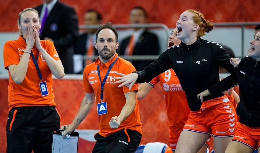 2019-12-13 18:54:19 KUMAMOTO - Vreugde bij Assistent Coach Ekaterina Andryushina, Bondscoach Emmanuel Mayonnade en Bo van Wetering, nadat de Nederlandse handbalsters Rusland verslaan in de halve finale en zicht plaatsen voor de finale op het WK handbal. A ( beeld anp)