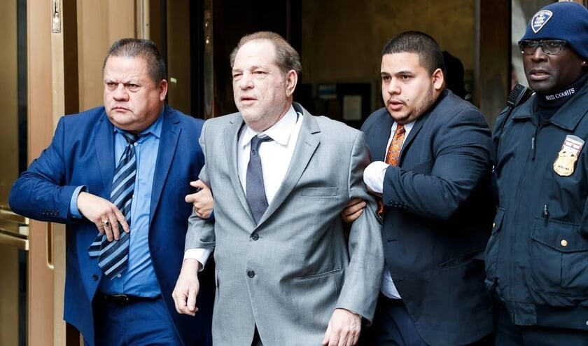 2019-12-06 10:58:04 epa08049344 Former movie producer Harvey Weinstein (2-L) departs New York State Supreme Court following a bail hearing related to his upcoming trial on charges of rape and sexual assault at in New York, New York, USA, 06 December 2019 (beeld anp)