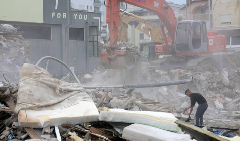 2019-12-02 14:00:15 epa08039973 An excavator works at a damaged building in Durres, Albania, 02 December 2019. Albania was hit by a 6.4 magnitude earthquake on 26 November 2019, the strongest recorded in decades, leaving at least 51 people dead and over 2 ( beeld anp)