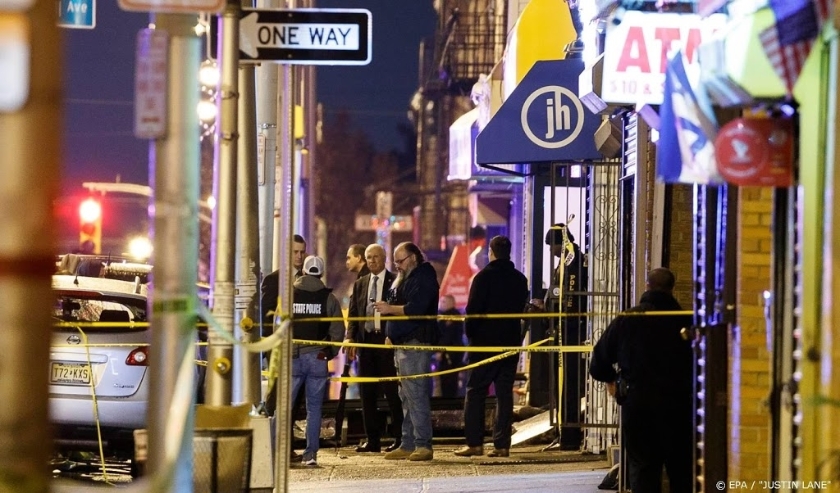 2019-12-10 18:10:09 epa08061355 Police secure and investigate the scene of a multiple shooting in Jersey City, New Jersey, USA, 10 December 2019. Six people were killed, including the two shooters and a police officer, earlier on the same day when two men ( beeld anp)