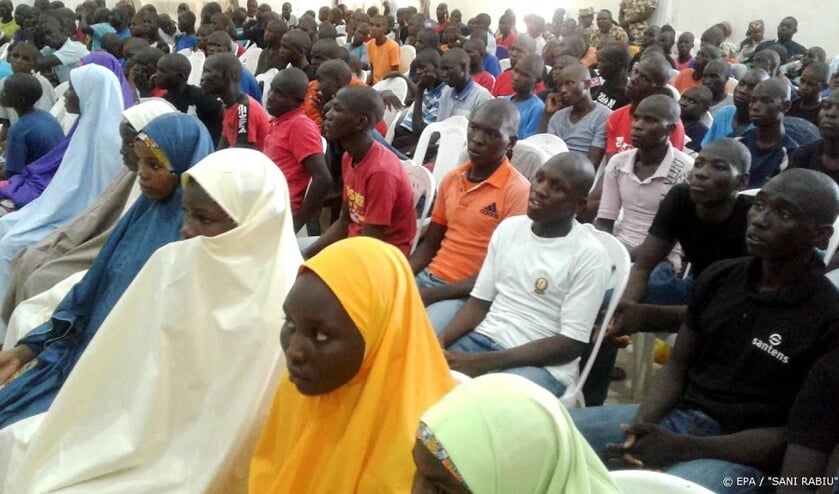 2018-07-26 13:28:58 epa06911370 People attend a handing over ceremony of 184 children and youths allegedly used by Boko Haram insurgents as fighters and suicide bombers, being handed over by the Nigeria military to UNICEF for de-radicalization, rehabilita ( beeld anp)