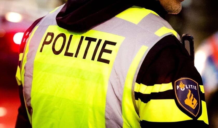 2017-12-23 17:51:52 ROTTERDAM - Een politieagent tijdens een verkeerscontrole in Rotterdam. ANP XTRA REMKO DE WAAL ( beeld anp)