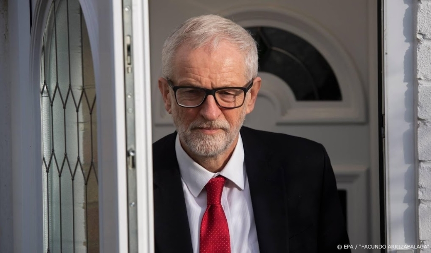 2019-12-13 12:46:31 epa08068511 Labour leader Jeremy Corbyn (C) leaves his house in London, Britain, 13 December 2019. Britons went to the polls for a general election on 12 December 2019, which the Conservative Party has won with an overall majority. EP ( beeld anp)