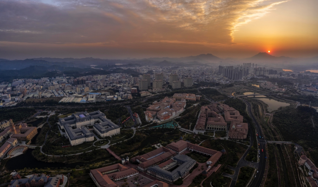 Gezicht op de Chinese industriestad Dongguan, met onder meer de Huawei-fabrieken. De handelsoorlog met de VS had de industrie al zwaar getroffen. Door de wereldwijde coronacrisis slaat de werkloosheid nu extra toe. (beeld epa / Alex Plavevski)