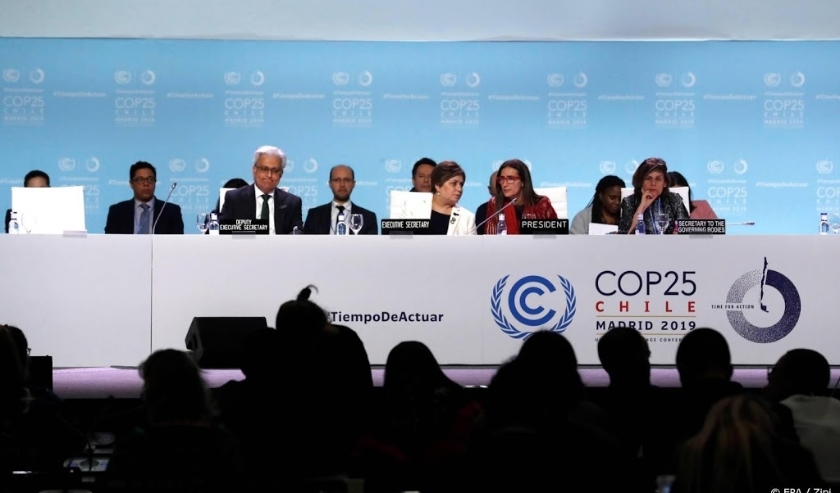 2019-12-15 09:40:38 epa08072783 Chilean Environment Minister and President of COP25, Carolina Schmidt (2-R), chairs a new plenary session of the COP25 UN Climate Change Conference at the IFEMA Convention and Exhibition Center in Madrid, Spain, 15 December ( beeld anp)