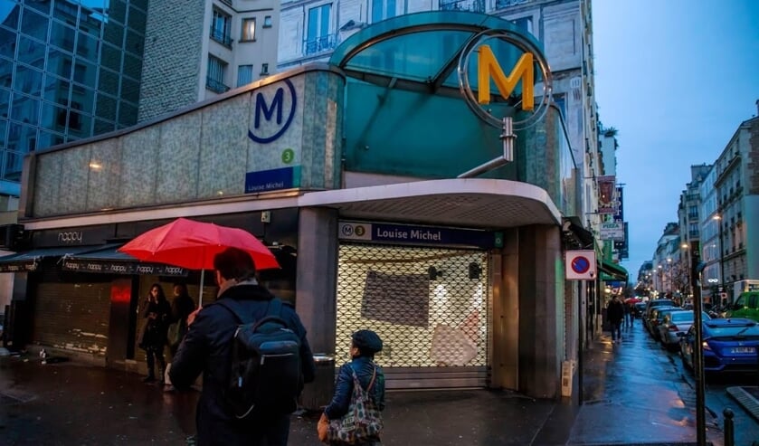 2019-12-11 09:41:14 epa08062468 Pedestrians walk by a closed metro station during the 6th days of the general strike action in Levallois, near Paris, France, 11 December 2019. Unions representing railway and transport workers and many others in the public ( beeld anp)