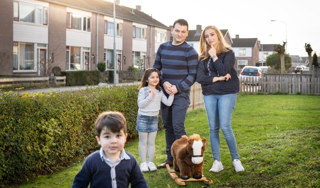 Het gezin van Amjad Muhammad en Mais Saqour: 'Het is bijzonder dat je menselijkheid hier altijd wordt gewaardeerd en beschermd. In Syrië was er geen aandacht voor wat je denkt en voelt.’ (beeld Niek Stam)