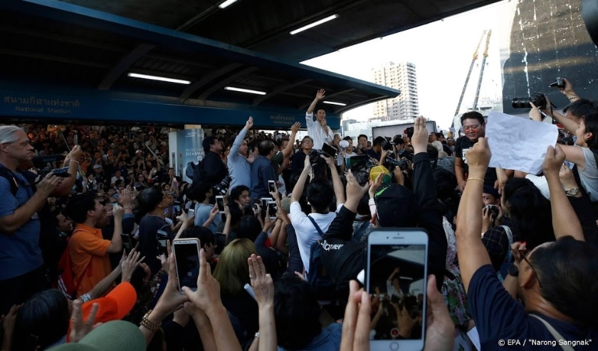 2019-12-14 17:00:03 epa08070726 Thailand's Future Forward Party leader Thanathorn Juangroongruangkit (C) talks to supporters at a rally near the Bangkok Art and Culture Center (BACC) in Bangkok, Thailand, 14 December 2019. Thousands of Future Forward Part ( beeld anp)
