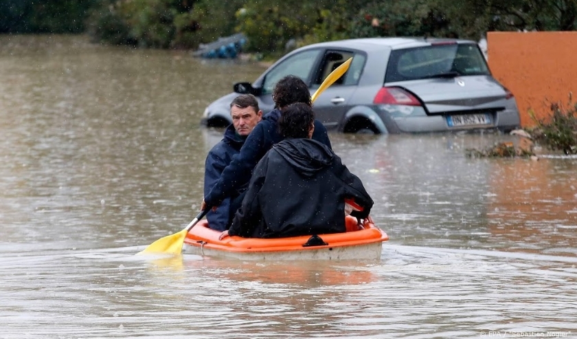 2019-11-24 13:02:14 epa08022068 People use a canoe in the middle of submerged streets due to heavy rainfalls that hit Var department overnight in Le Muy, France, 24 November 2019. EPA/SEBASTIEN NOGIER ( beeld anp)