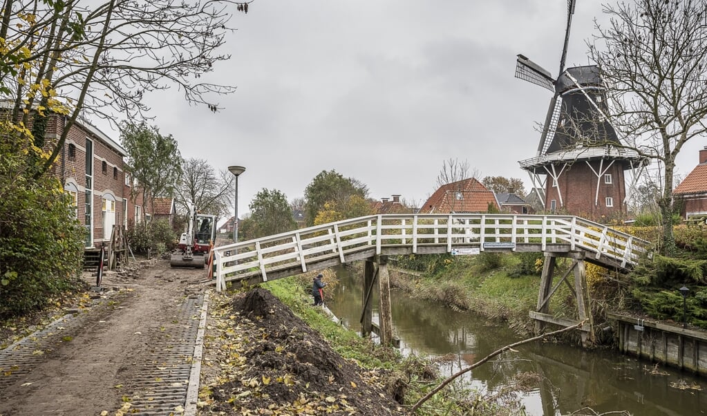 In Mensingeweer worden verbeteringen aangebracht van het bevingsgeld, zoals renovatie van een weg langs het water. ( beeld Harry Cock)