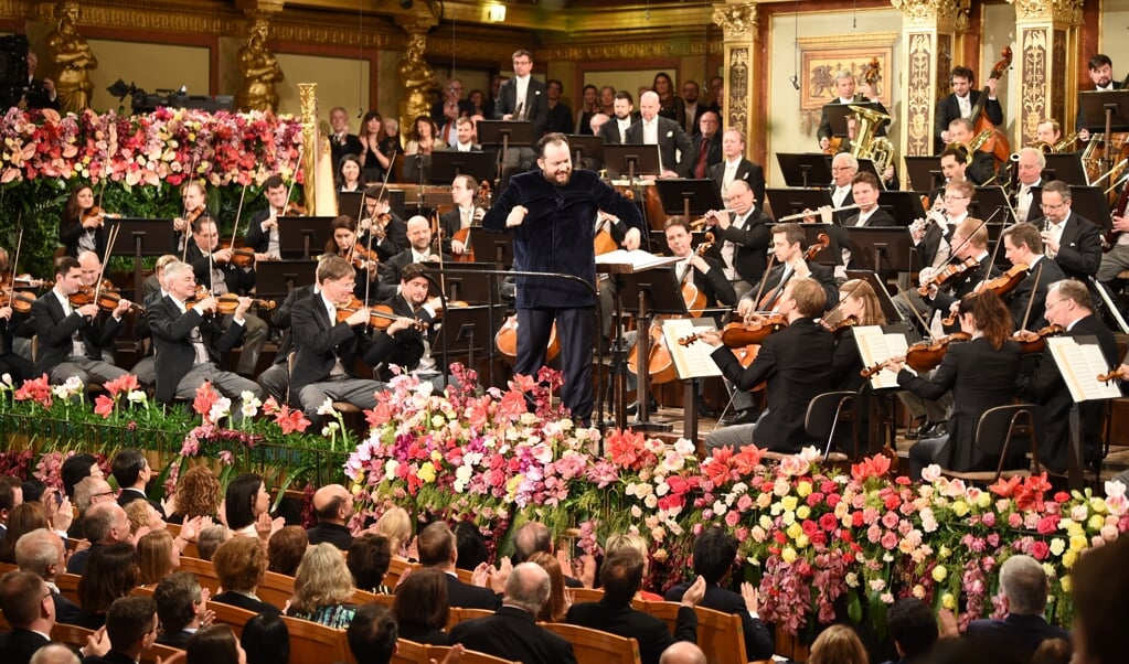 De Letse dirigent Andris Nelsons leidde een verrassend goed nieuwjaarsconcert in Wenen. ( beeld Marcel S. Zwitser)