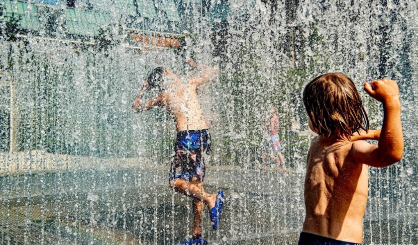 2019-07-25 11:33:08 AMSTERDAM - Kinderen spelen in een fontein tijdens de hitte. Het KNMI heeft code oranje afgegeven, bewoners van de hoofdstad worden geadviseerd binnen te blijven. ANP ROBIN UTRECHT ( beeld anp)