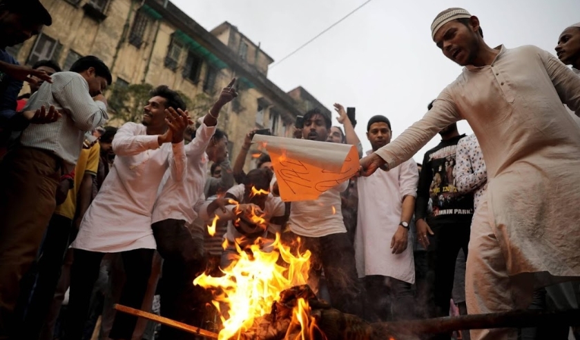 2019-12-13 17:27:19 epa08068554 People burn an effigy of Prime Minister Narendra Modi during a protest against the National Register of Citizens (NRC), in Kolkata, India, 13 December 2019. Protesters are calling on central government to withdraw from draf ( beeld anp)