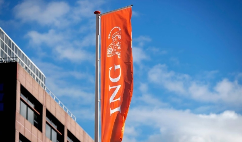 2016-10-03 10:32:21 AMSTERDAM - Het logo van de ING op een vlag. De bank schrapt de komende vijf jaar 7000 banen, hoofdzakelijk in Nederland en Belgie. In Nederland gaat het om 2300 voltijdsbanen, in Belgie om 3500 banen. ANP ROBIN VAN LONKHUIJSEN (beeld anp)