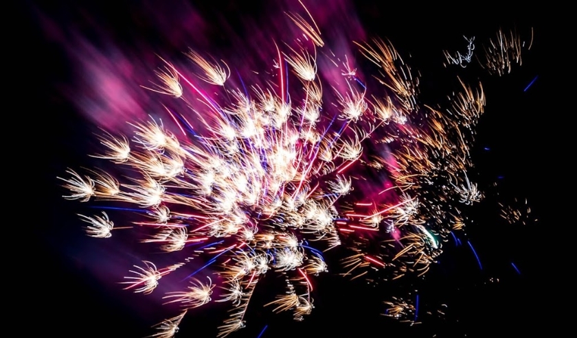 2017-12-03 19:09:20 DEN HAAG - Het wintervuurwerk op het strand van Scheveningen. Na de wedstrijden van het vuurwerkfestival in de zomer zijn er dit jaar voor het eerst in de winter ook vuurwerkshows. ANP LEX VAN LIESHOUT ( beeld anp)
