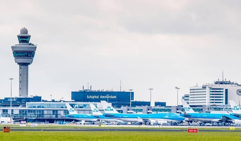 2018-04-03 13:22:20 SCHIPHOL - Een vliegtuig van KLM op het platform van Schiphol. ANP ROBIN UTRECHT ( beeld anp)