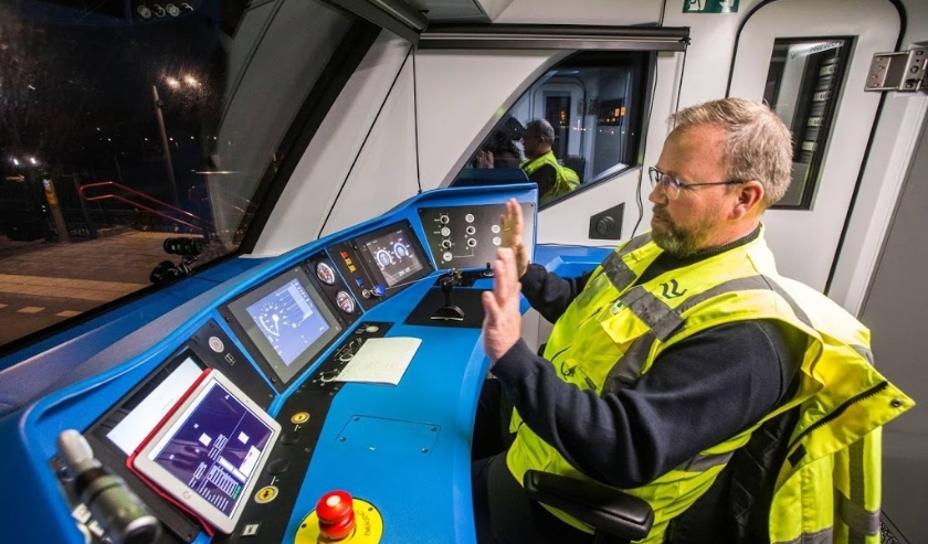 2019-12-11 03:14:45 DRONTEN - Onder toezicht van een machinist rijdt een trein op de automatische treinpiloot over de Hanzelijn. Het betreft een eerste experiment van de NS, waarbij een computer de trein laat rijden, remmen en stoppen op basis van een gep ( beeld anp)