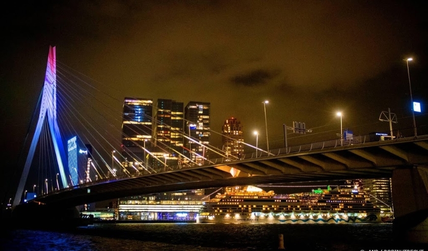 2019-10-24 19:59:30 ROTTERDAM - De Erasmusbrug wordt rood-wit-blauw verlicht, nadat het thema van het Eurovisie Songfestival 2020 is bekendgemaakt: Open Up. ANP ROBIN UTRECHT (beeld anp)