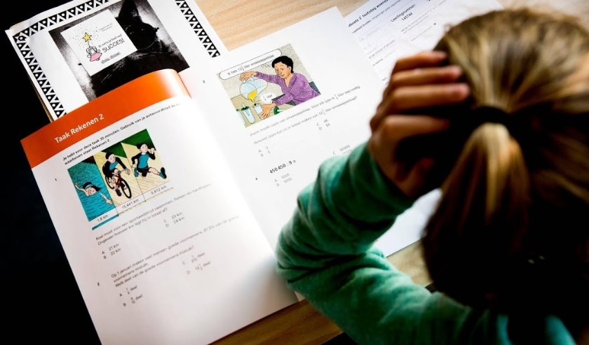 2017-04-19 08:37:33 AMSTELVEEN - De leerlingen van groep 8 van basisschool De Horizon buigen zich over de CITO-toets. In april buigen zich volgens de Algemene Onderwijsbond ruim 107.000 leerlingen zich over de eindtoets. ANP KOEN VAN WEEL ( beeld anp)