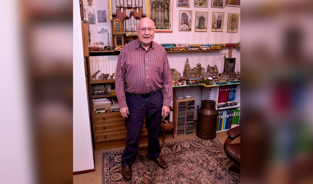Orgelliefhebber Ben Zwijnenburg (84): 'Telkens denk ik: nu is het genoeg, ik stop ermee. Maar als ik dan in een winkel een ansichtkaart met een fiets zie, kan ik die toch niet laten liggen.' (beeld Dirk Hol)