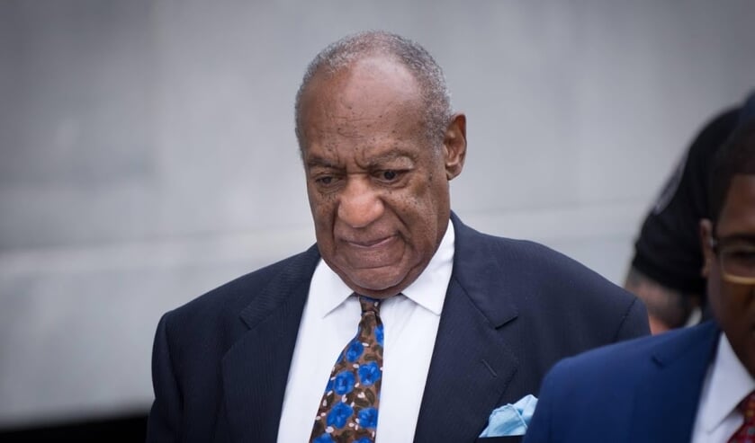 2018-09-24 15:51:55 epa07044186 US entertainer Bill Cosby (C) departs the Montgomery County Courthouse in Norristown, Pennsylvania, USA, 24 September 2018 after the first day of his sentencing hearing. Cosby was found guilty on three counts including Aggr ( beeld anp)
