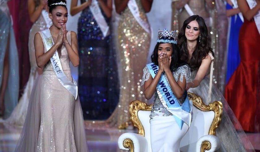2019-12-14 17:56:01 epa08071862 Miss World 2019, Miss Jamaica Toni-Ann Singh (C) reacts after being crowned during the final in the Excel centre in London, Britain, 14 December 2019. The annual Miss World competition returns to London for its 69th year. ( beeld anp)