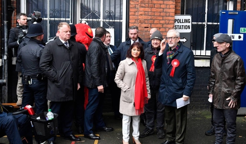 2019-12-12 10:21:41 epa08064674 Britain's opposition Labour Party Leader Jeremy Corbyn and his wife Laura Alvez vote at a polling station during the general elections in London, Britain, 12 December 2019. Britons go to the polls on 12 December 2019 in a g ( beeld anp)