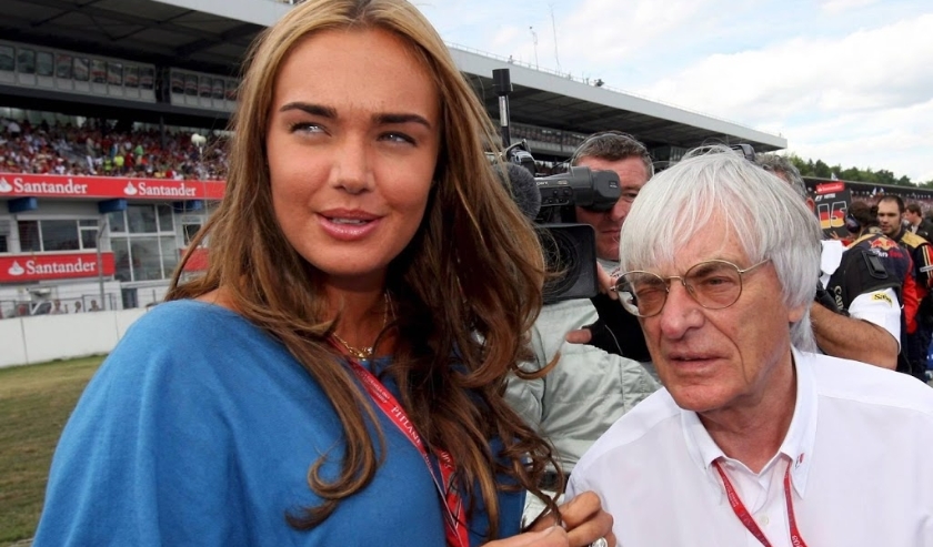 2008-07-20 14:04:55 epa01419085 F1 boss British Bernie Ecclestone (R) and his daughter Tamara stand on the grid before the start of the the German Grand Prix at Hockenheim race track in Germany, 20 July 2008. Britain's Lewis Hamilton celebrated his second ( beeld anp)