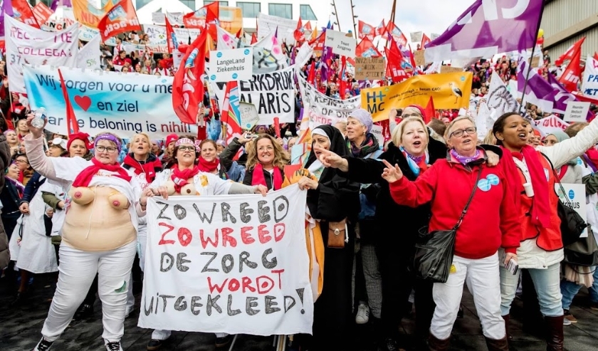 2019-11-20 12:56:21 UTRECHT - Ziekenhuispersoneel op het Jaarbeursplein tijdens de landelijke ziekenhuisstaking.ÊIn 119 ziekenhuizen in Nederland leggen 150.000 medewerkers die onder de cao vallen het werk neer voor de landelijke ziekenhuisstaking. ANP KO ( beeld anp)