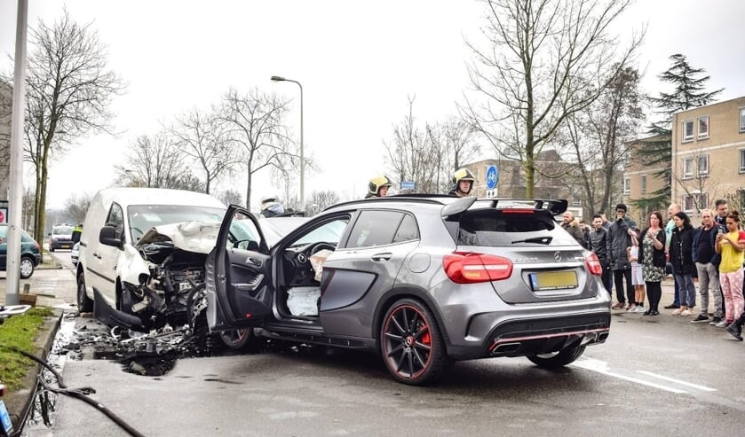 2018-04-01 12:41:53 UTRECHT - Hulpdiensten na een ongeval dat mogelijk het gevolg was van een straatrace. Een man raakt zwaar gewond. ANP GINOPRESS (beeld anp)