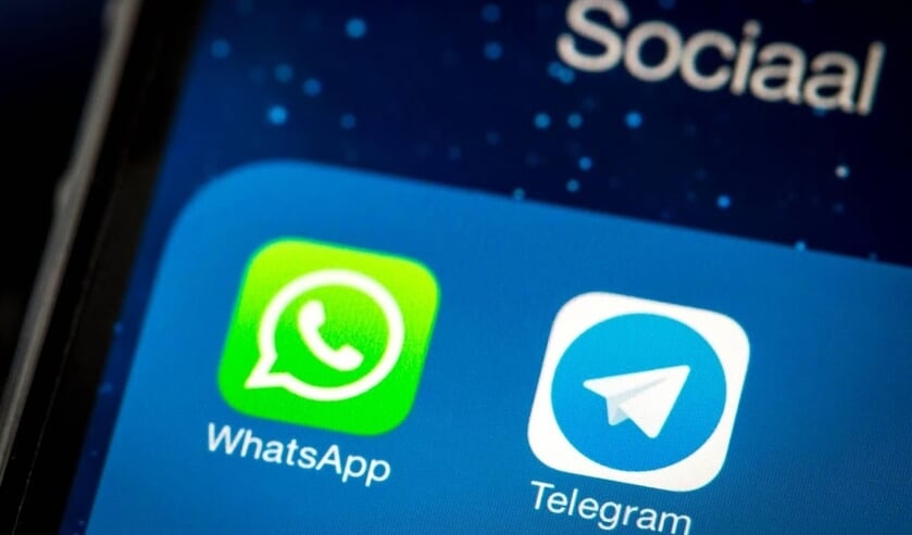 2014-02-25 14:45:49 DEN HAAG - App-iconen van WhatsApp en Telegram Messenger op een mobiele telefoon. Nadat Facebook bekend maakte WhatsApp te hebben overgenomen, zijn bezorgde gebruikers van de applicatie massaal op zoek naar een alternatief. Telegram Me ( beeld anp)
