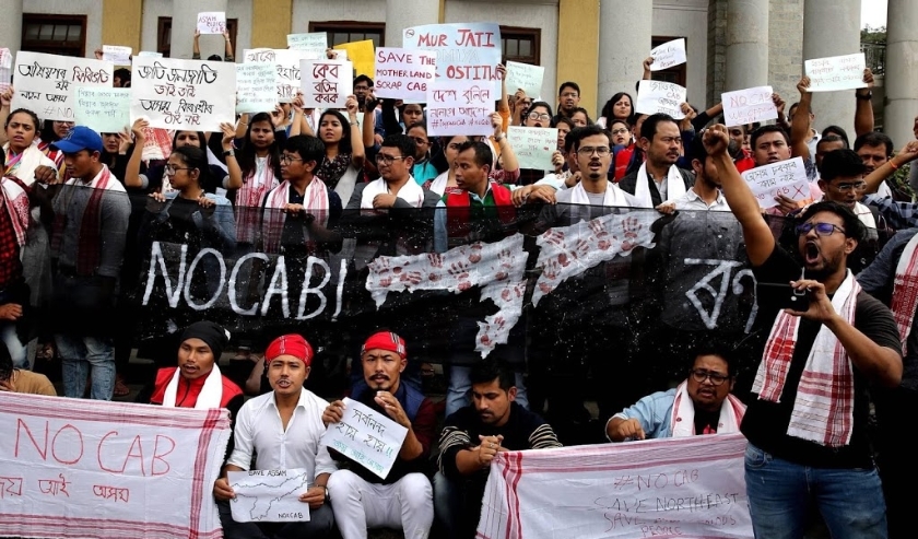 2020-12-14 12:42:23 epa08070771 Members of the Assamese student community hold baners and shout slogans during a protest against the Citizenship (Amendment) Bill (CAB), in Bangalore, India, 14 December 2019. Indian Home Minister Amit Shah on 09 December i ( beeld anp)