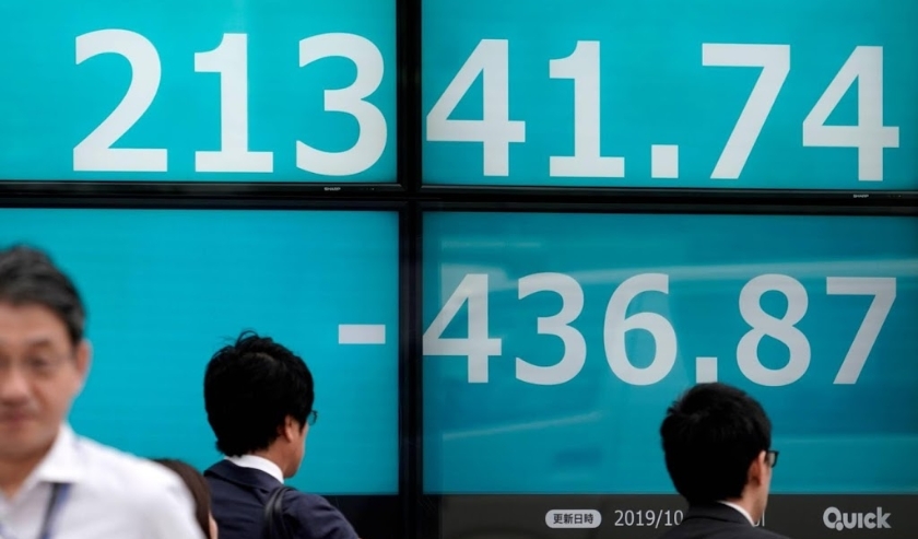 2019-10-03 15:30:15 epa07891019 Pedestrians walk past a stock ticker display showing the closing information of Japan’s Nikkei Stock Average (Nikkei 225), in Tokyo, Japan, 03 October 2019. Nikkei 225 tumbled 436.87 points, or 2.01 percent, to close at 2 ( beeld anp)