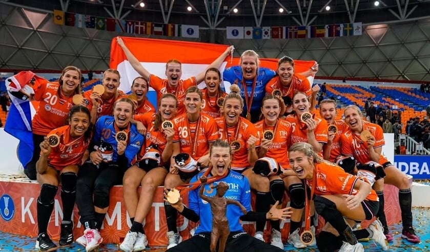 2019-12-15 22:46:02 KUMAMOTO - De Nederlandse handbalsters vieren hun overwinning op het WK handbal in Japan. Het team won met een punt verschil van Spanje. ANP RONALD HOOGENDOORN ( beeld anp)