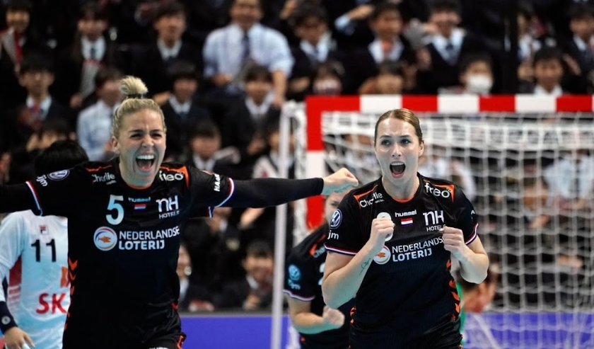2019-12-11 15:21:08 epa08061756 Lois Abbingh (R) of the Netherlands reacts after scoring against South Korea during the IHF Women's World Championship main round match between South Korea and Norway in Kumamoto, Japan, 11 December 2019. EPA/FRANCK ROBICH ( beeld anp)