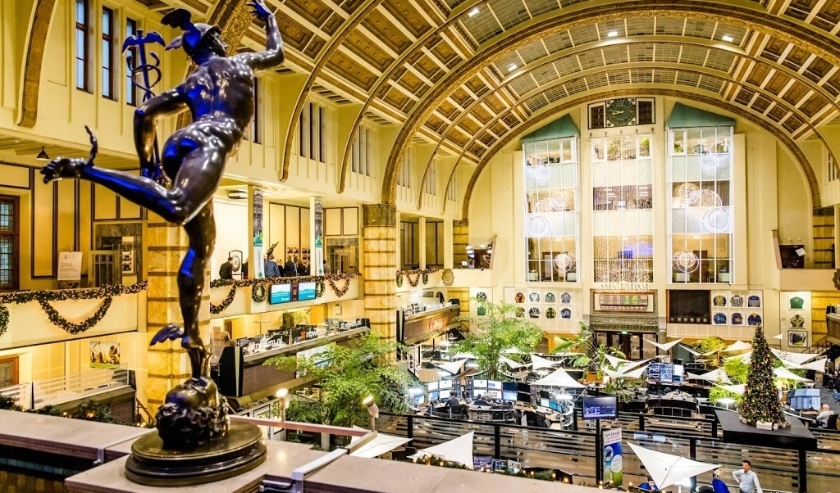 2019-01-02 09:53:51 AMSTERDAM - De eerste beursdag van het nieuwe jaar wordt geopend met een slag op de gong door Triodos Investment Management. ANP BART MAAT ( beeld anp)