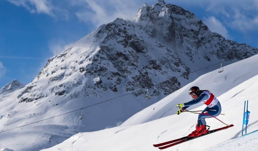 2019-12-14 11:48:49 epa08070318 Sofia Goggia of Italy speeds down the slope during the Women's Super-G race at the FIS Alpine Ski World Cup in St. Moritz, Switzerland, 14 December 2019. EPA/JEAN-CHRISTOPHE BOTT ( beeld anp)