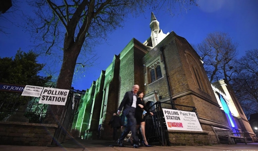 2019-12-12 07:18:30 epa08064297 A couple depart St. Johns church after voting during the general elections in London, Britain, 12 December 2019. Britons will go to the polls on 12 December 2019 for a general election to vote for a new parliament. EPA/AND (beeld anp)