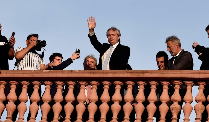2019-12-10 22:32:44 epa08061367 Argentinian President Alberto Fernandez greets the crowd gathered to suppot him from a balcony in the Casa Rosada, at the Plaza de Mayo, in Buenos Aires, Argentina, 10 December 2019. EPA/Fabian Mattiazzi ( beeld anp)
