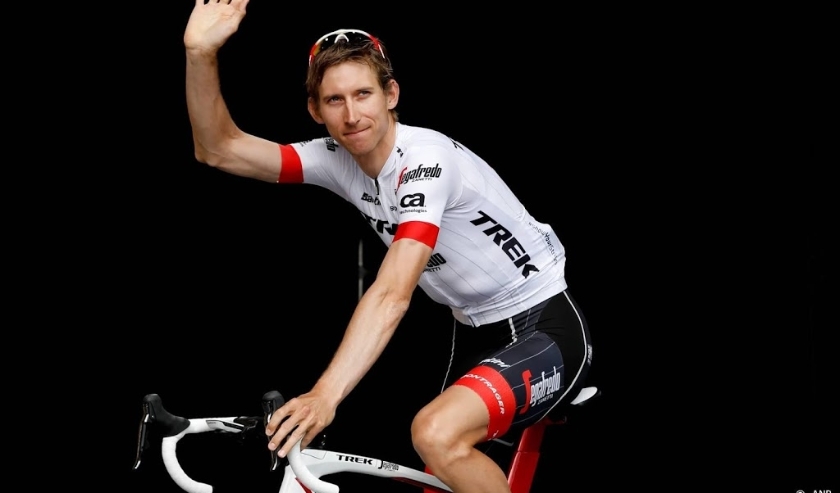 2018-07-05 18:38:05 LA ROCHE-SUR-YON - Bauke Mollema tijdens de presentatie van de wielerploegen die deelnemen aan de Tour de France. ANP BAS CZERWINSKI ( beeld anp)